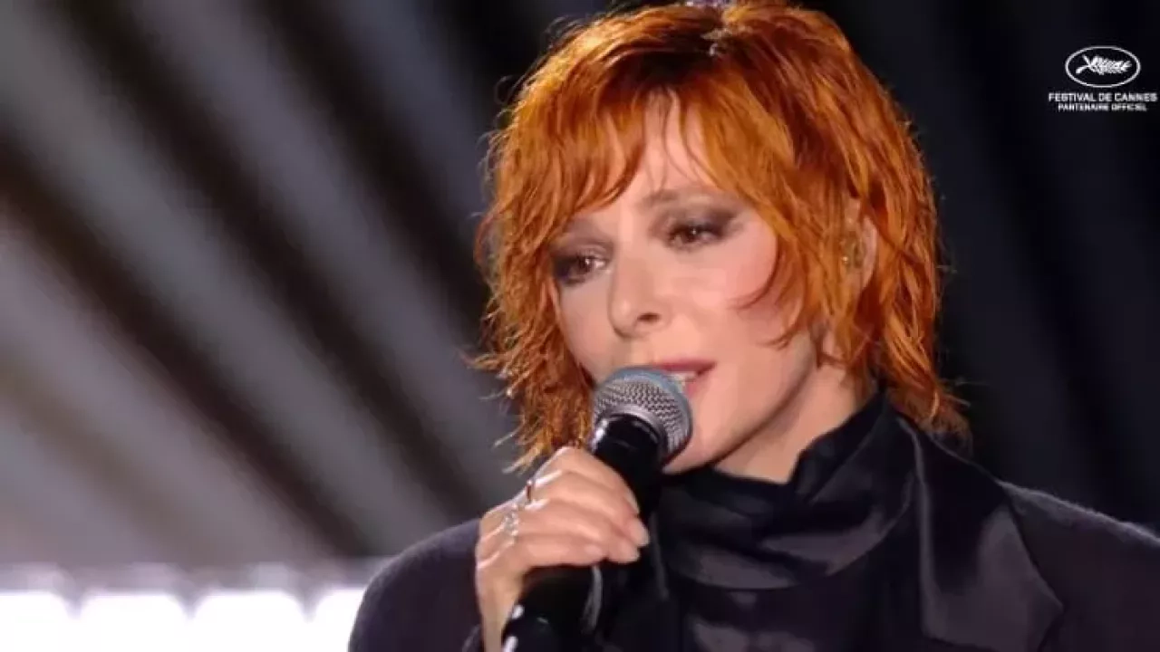 Mylene-Farmer-lors-de-la-ceremonie-d-ouverture-du-Festival-de-Cannes-2025-2080790.webp