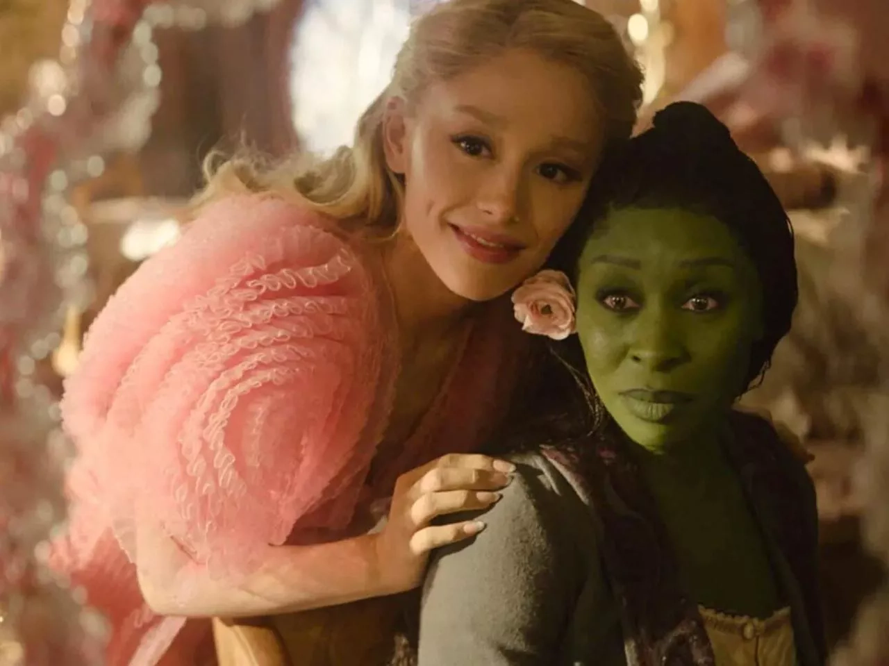 ariana-grande-et-cynthia-erivo-sont-les-vedettes-de-l-adaptation-cinematographique-de-la-comedie-musicale-de-broadway-photo-universal-pictures-everett-colle-1733248324.jpg