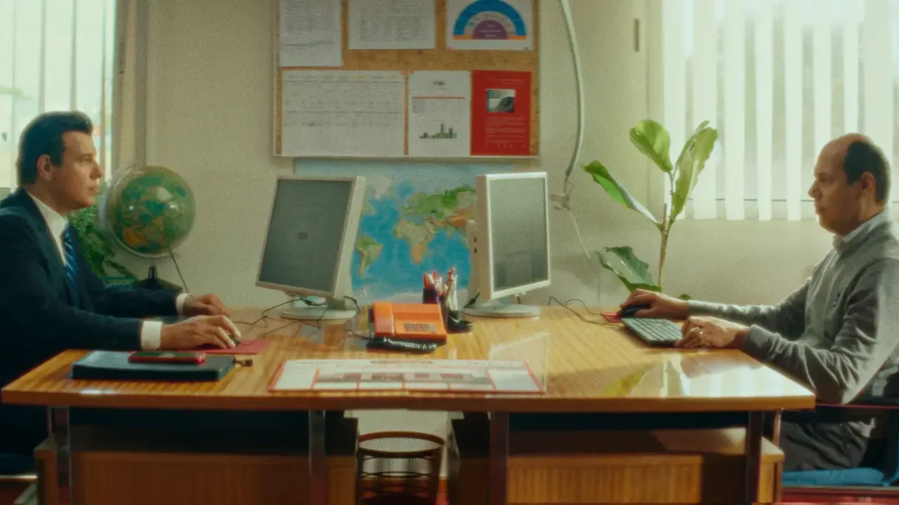 Alter Ego : quand la comédie révèle le malaise d’une société obsédée par la réussite