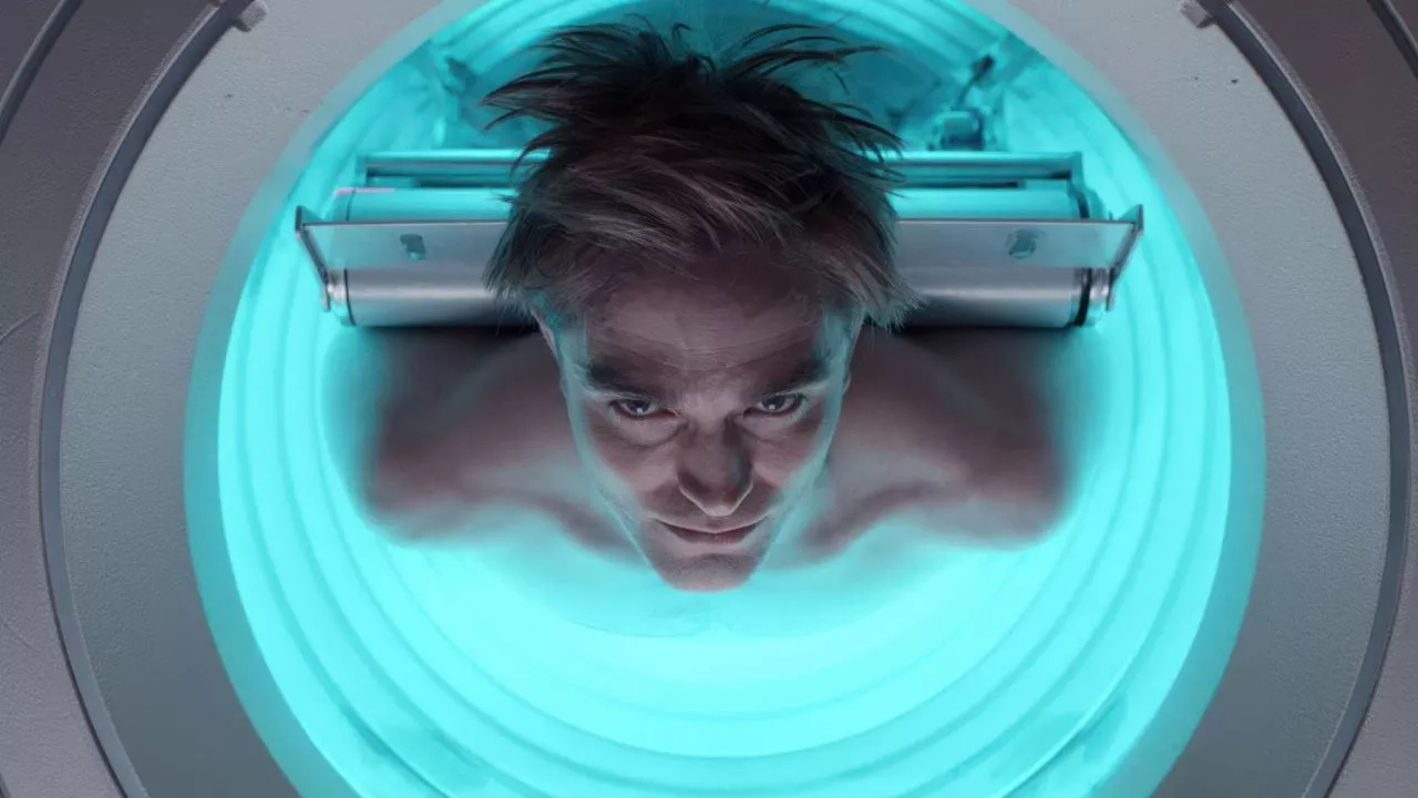 Image de l'article Mickey 17 : Combien de fois Robert Pattinson meurt-il dans la bande-annonce ?
