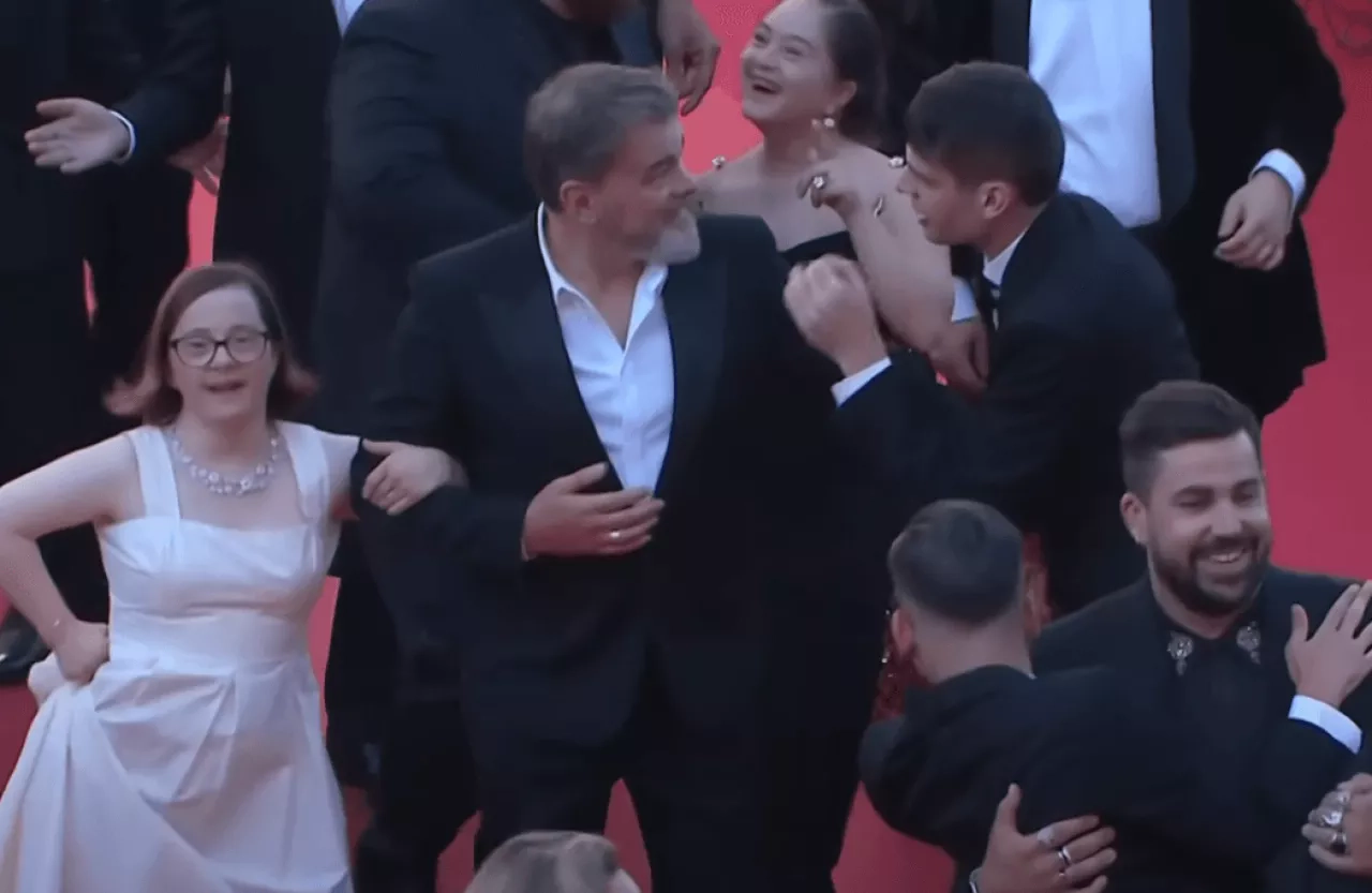 Image de l'article Festival de Cannes 2024 : Tapis rouge pour l'équipe du film "Un p'tit truc en plus" 